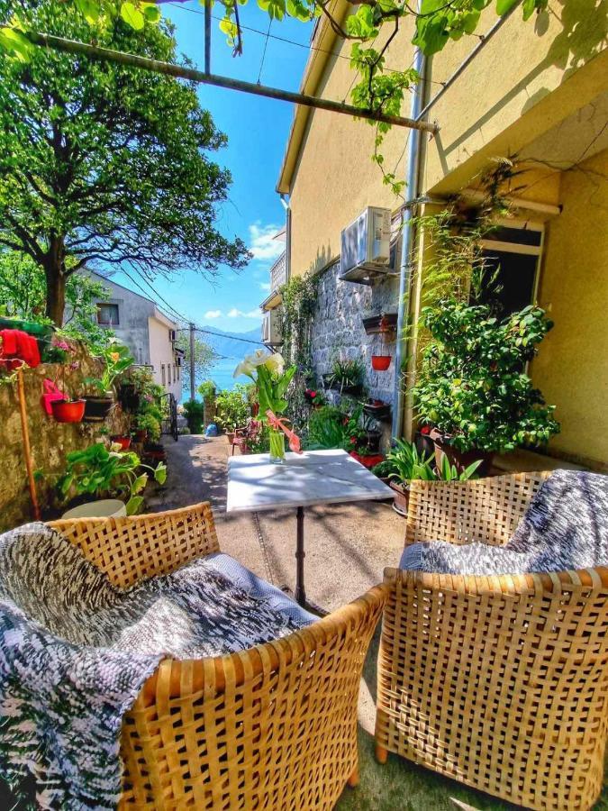 Apartment On The Shore Of The Bay Of Kotor With Free Wi-Fi Екстериор снимка