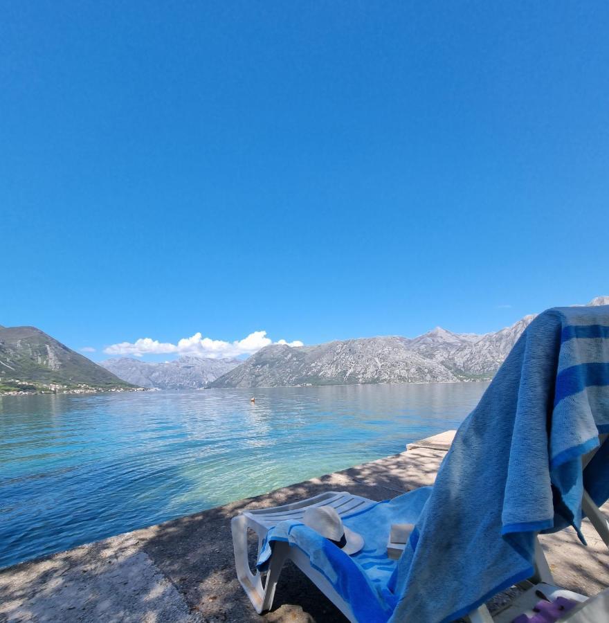 Apartment On The Shore Of The Bay Of Kotor With Free Wi-Fi Екстериор снимка
