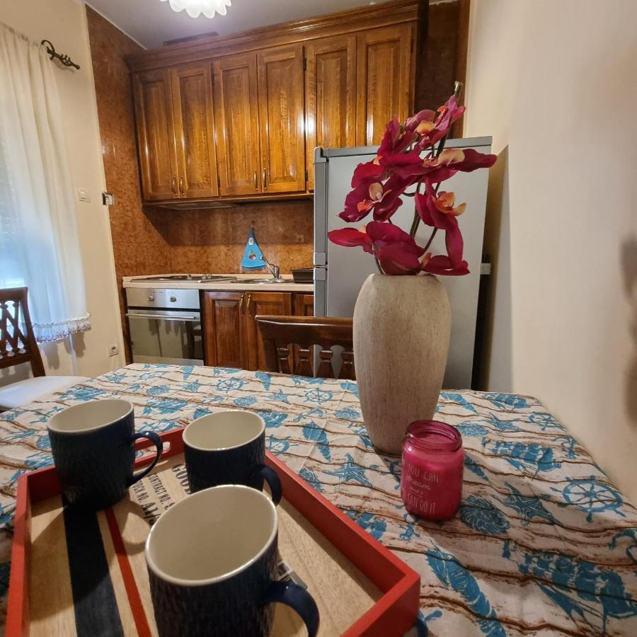 Apartment On The Shore Of The Bay Of Kotor With Free Wi-Fi Екстериор снимка
